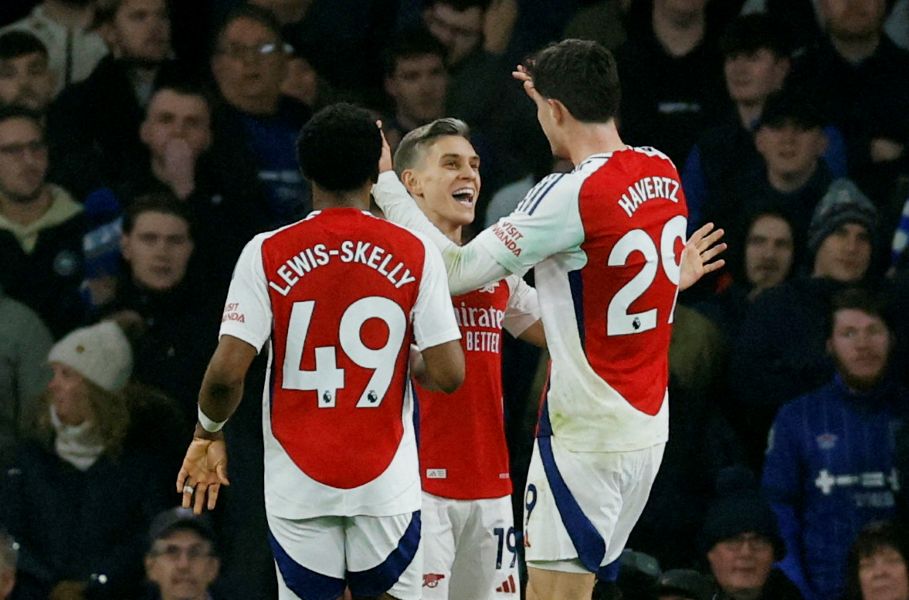 PL / J18:  Liverpool leader, Arsenal dauphin