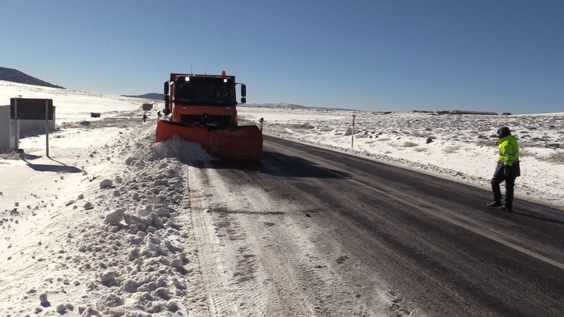 Province d'Ifrane: Les autorités mobilisées pour libérer les axes routiers après les chutes de neige