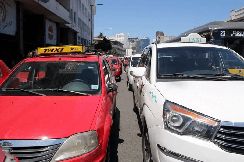 Les syndicats de taxis réclament une plateforme numérique face à la concurrence des applications mobiles 