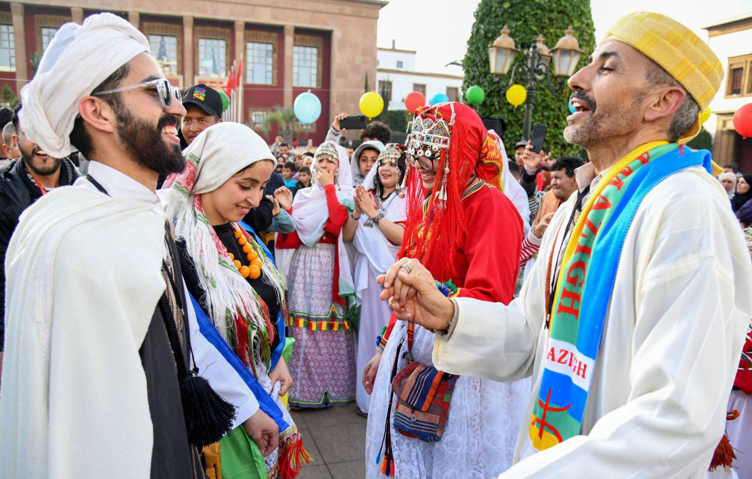 Des personnes célèbrent le Nouvel An amazigh, appelé "Yennayer", devant le Parlement marocain à Rabat, le 14 janvier 2024. (Photo AFP)