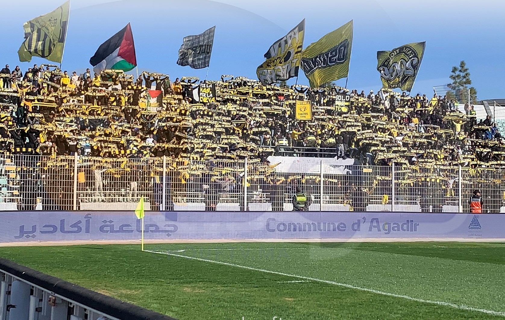 Les supporters du MAS presents en grand nombre à Berrechid ! Ce n'est pas le cas de ceux du Hassania qui boycottent  les matchs du HUSA depuis qu'ils sont programmés  en dehors d'Agadir