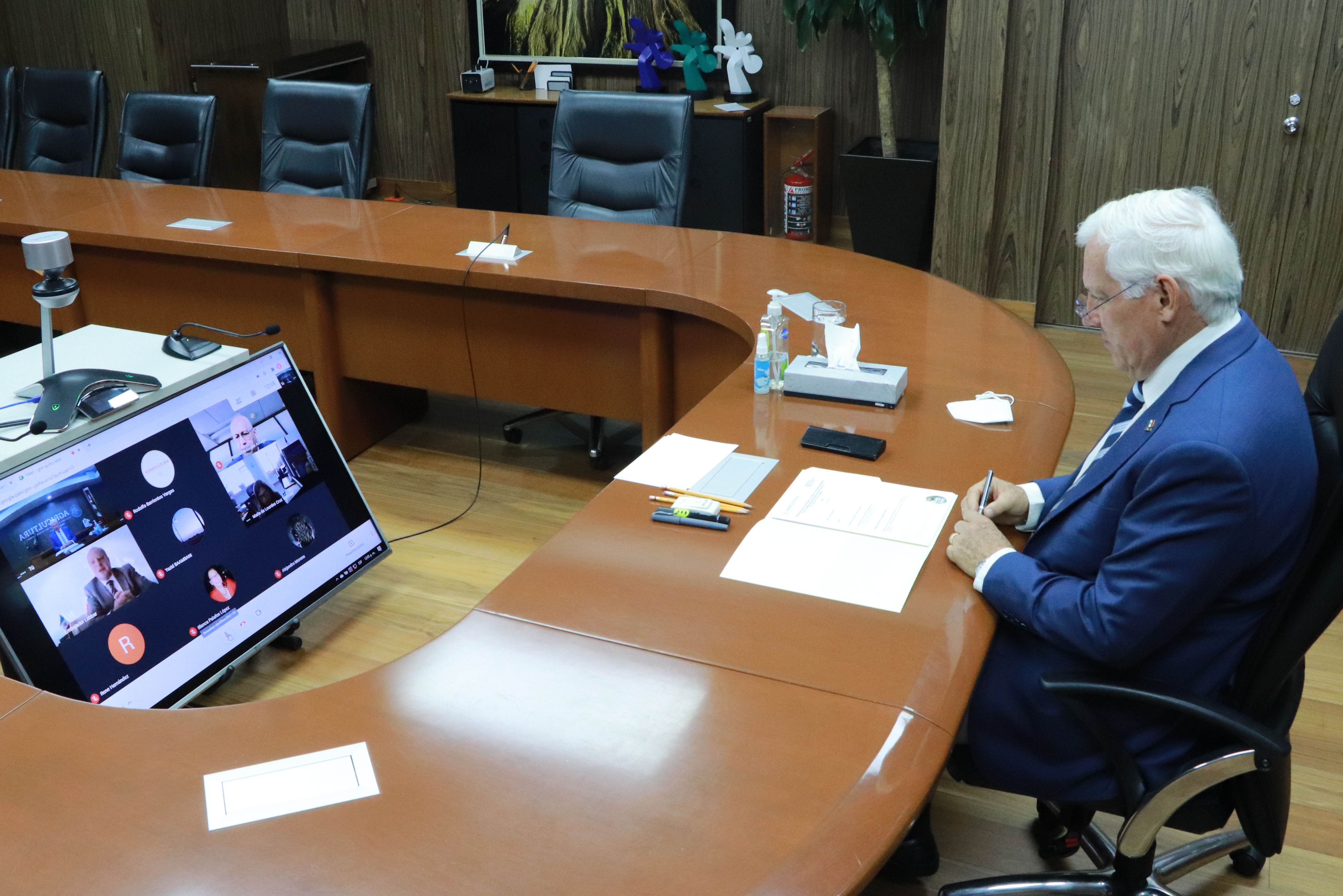 La réunion virtuelle, le ministre de l'Agriculture et du Développement rural, Víctor Villalobos Arámbula, et l'ambassadeur du Maroc au Mexique, Abdelfattah Lebbar.