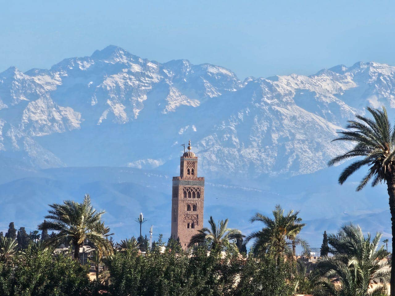 Vue imprenable sur les montagnes de l’Atlas depuis Marrakech.