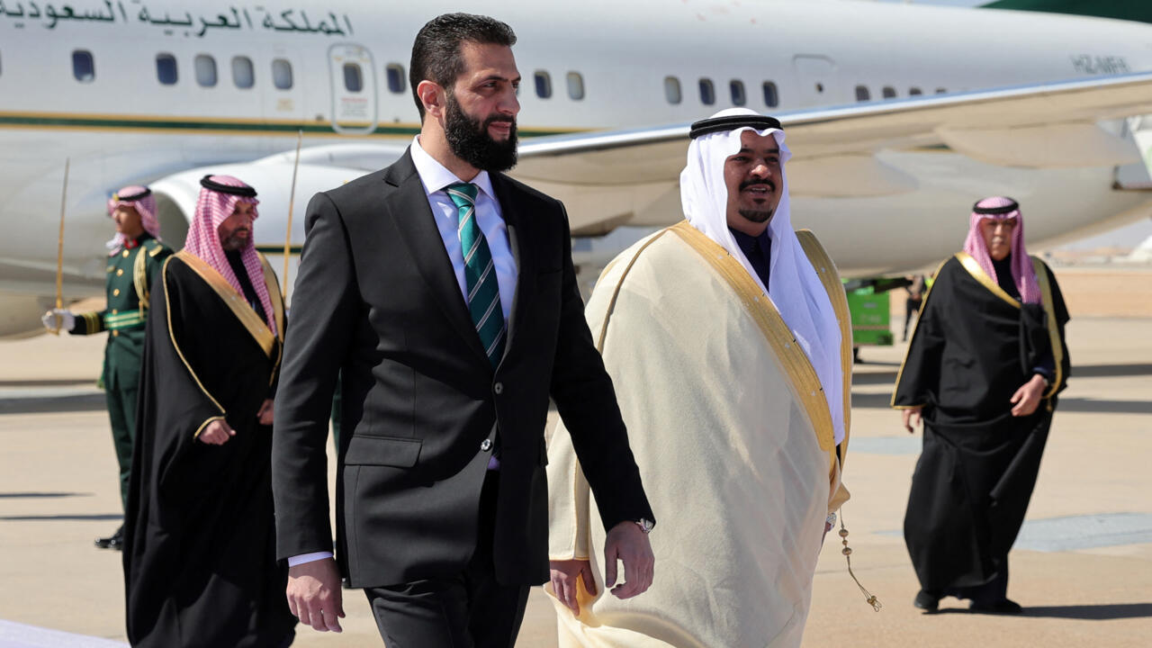 Le président intérimaire de la Syrie, Ahmed al-Charaa, est reçu par le prince Mohammed bin Abdulrahman bin Abdulaziz, gouverneur adjoint de la région de Riyad, à son arrivée en Arabie saoudite. © Sana, AFP