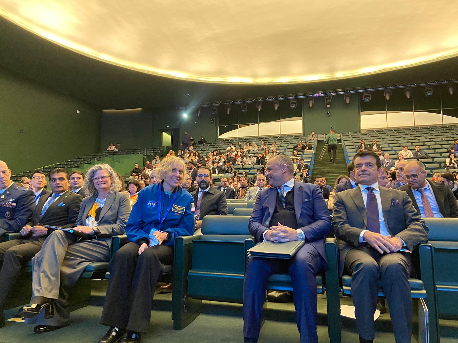 Le ministre de l'industrie et du commerce Ryad Mezzour, en discussion avec Dorothy Metcalf-Lindenburger, ancienne astronaute de la NASA, lors de l'AMESC 2025.