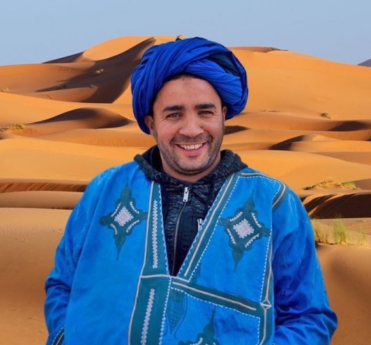 Élu meilleur guide de montagne au monde par la plateforme Wanderlust World Guide Awards, Hamid Oumezdou partage son regard sur la formation des guides touristiques au Maroc et les défis du secteur.