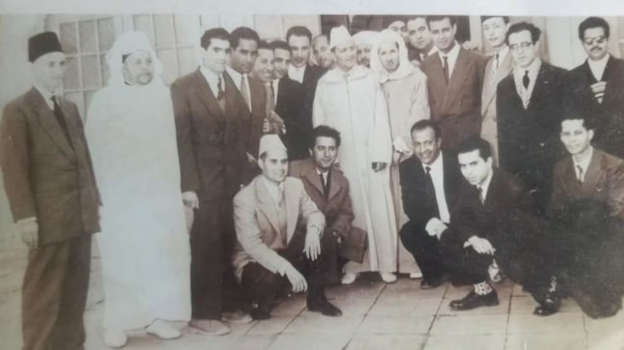 Abdelaziz Aïouch au Lycée Moulay Driss de Fès (deuxième personne debout sur la droite).