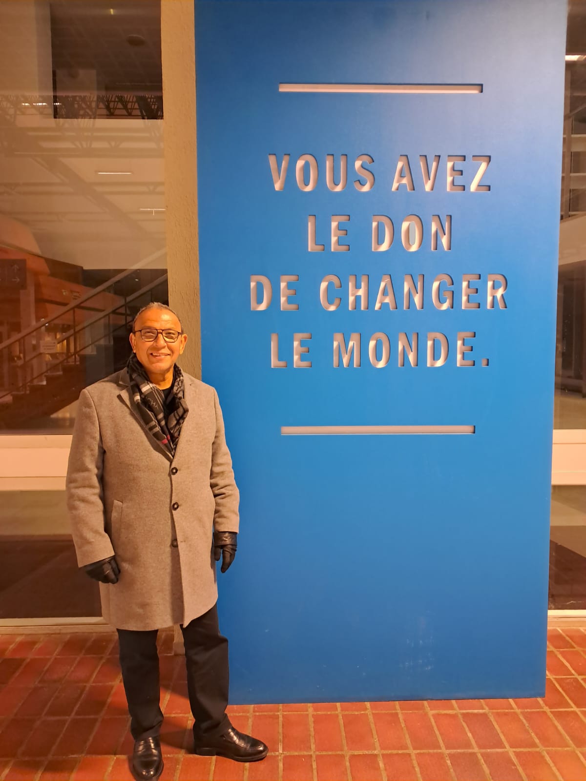 Dr Anwar CHERKAOUI avec un Slogan de l’École polytechnique de Paris ( Février 2025 )