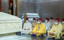 Le Souverain, se recueille sur la tombe de Feu SM le Roi Hassan II