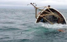 Tarfaya: Une embarcation artisanale avec 14 pêcheurs à bord détruite par des vagues géantes