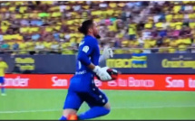 Liga : Cadix-Barça (0-4)  Le gardien de but de Cadix au secours d’un supporter victime d’un malaise cardiaque en tribunes !