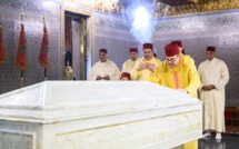 SM le Roi se recueille sur la tombe de Feu SM le Roi Mohammed V