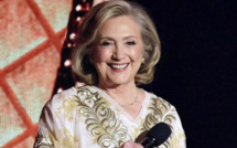Hillary Clinton éblouit en gandoura dorée aux Tony Awards