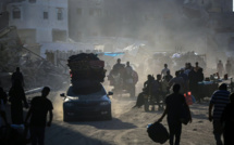 Bombardements sur la bande de Gaza, des milliers de Palestiniens fuient dans le sud