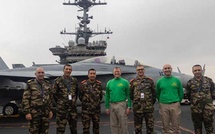 Mohammed Berrid acceuilli à bord du porte-avions USS Harry S. Truman au large d’Al Hoceima